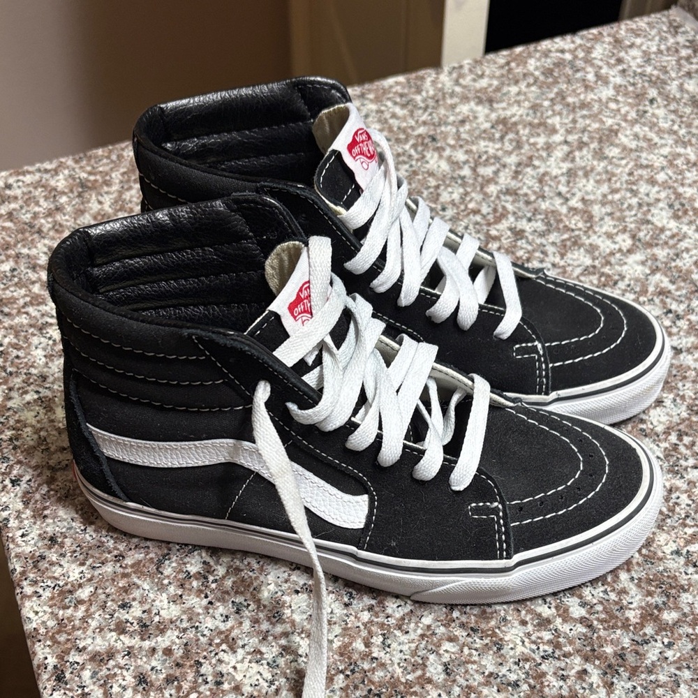 Vans Black & White High-Top Skate Sneakers W 7/ M 5.5